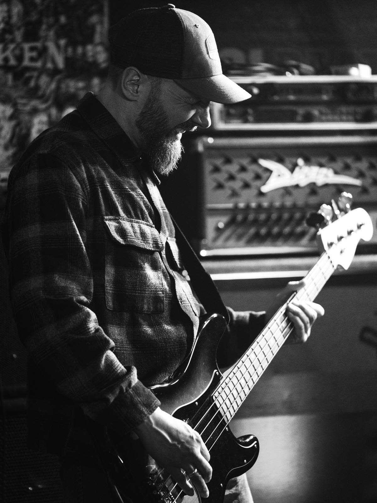 Mike Gründer – Bass
